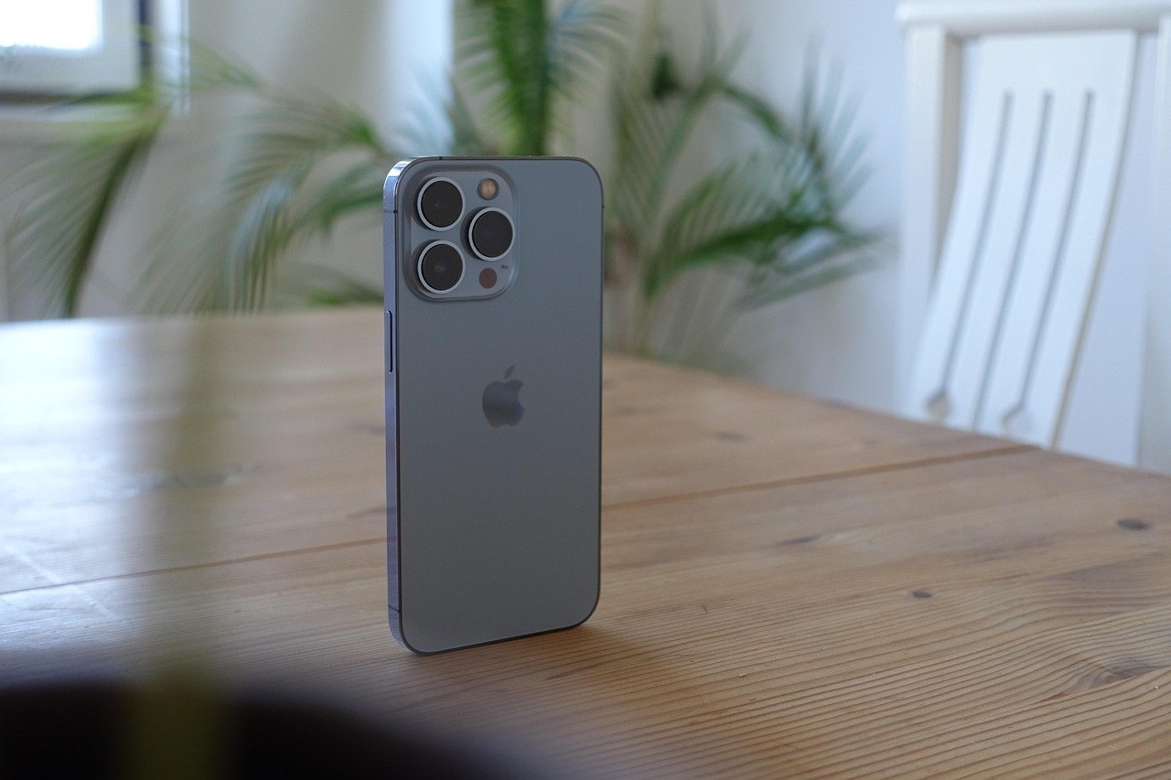 iPhone é bivolt? Tudo o que você precisa saber sobre voltagem e carregamento